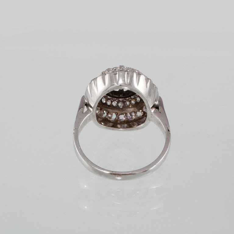 RING, 18K vitguld med fasetttslipade diamanter ca 1.50 ct samt briljantslipad diamant ca 1.35 ct. Vikt 6,7 gram.