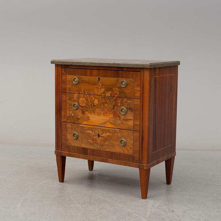 A gustavian chest of drawers, early 20th century.