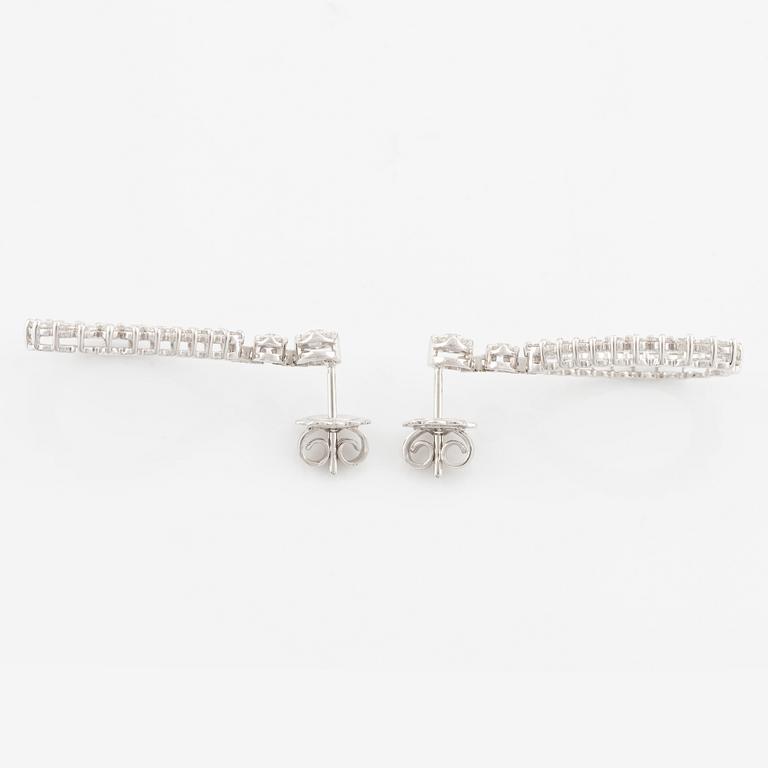 Drop-shaped earrings with brilliant-cut diamonds.