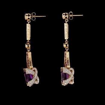 ÖRHÄNGEN, ett par, 14k guld, ametister, rosa turmaliner, diamanter tot ca1,06ct, USA, 1900-talets slut. Vikt 15,2g.