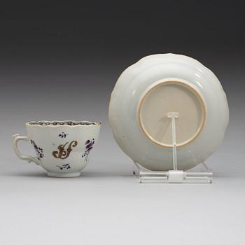 An armorial cup with stand Qing dynasty, Qianlong (1736-95), ca 1760.