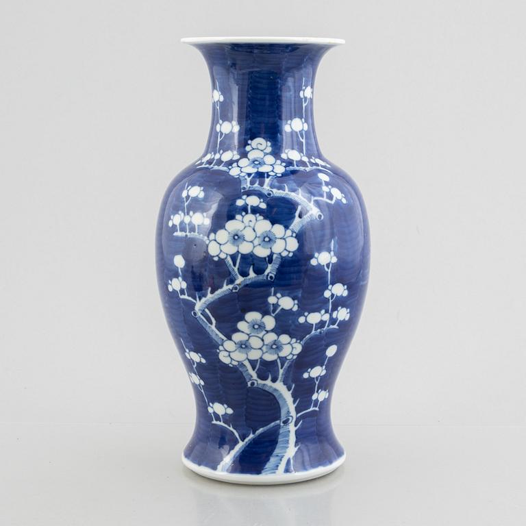 Four porcelain pieces, China, 19th and 20th century.