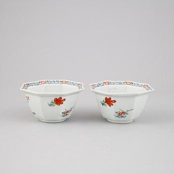 A pair of Japanese kakiemon bowls, 19th century.