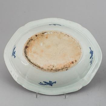 A pair of blue and white porcelain tureens with covers, Qing dynasty, Jiaqing.