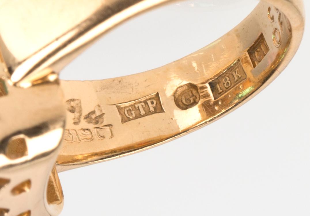 RING, 18K guld med trappslipad smaragd ca 3.00 ct samt vita safirer. Tore Pettersson, Gävle, 2001.