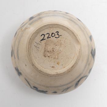 A Chinese blue and white porcelan bowl and a small vase, Ming dynasty (1368-1644).