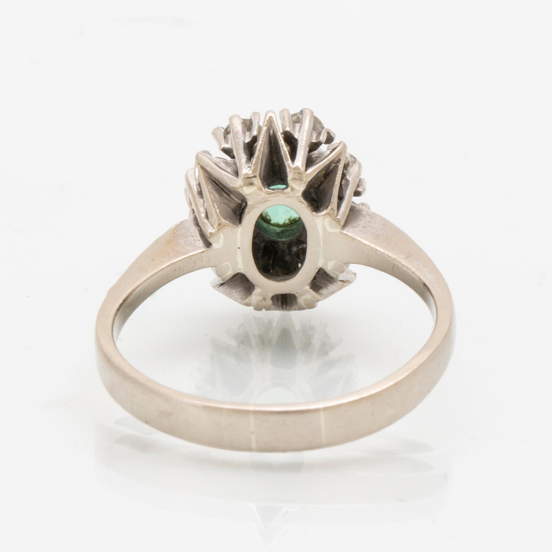 Ring carmosé 18K vitguld med oval fasetterad grön turmalin samt runda briljantslipade diamanter.