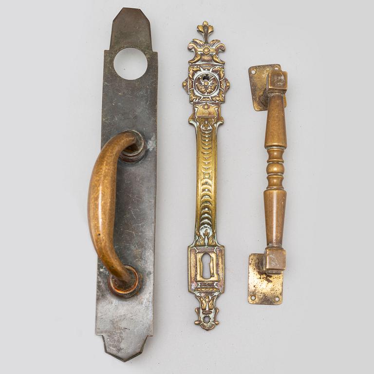 DÖRRHANDTAG, 3 st, brons, 1800-tal.