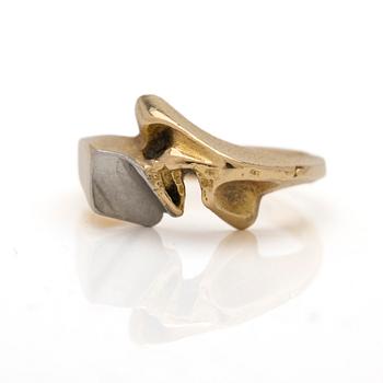Björn Weckström, Ring, “Episode”, 18K gold and platinum, Lapponia, 1963.