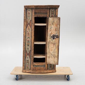 Hörnskåp, allmoge, västsvenskt, daterat 1795.