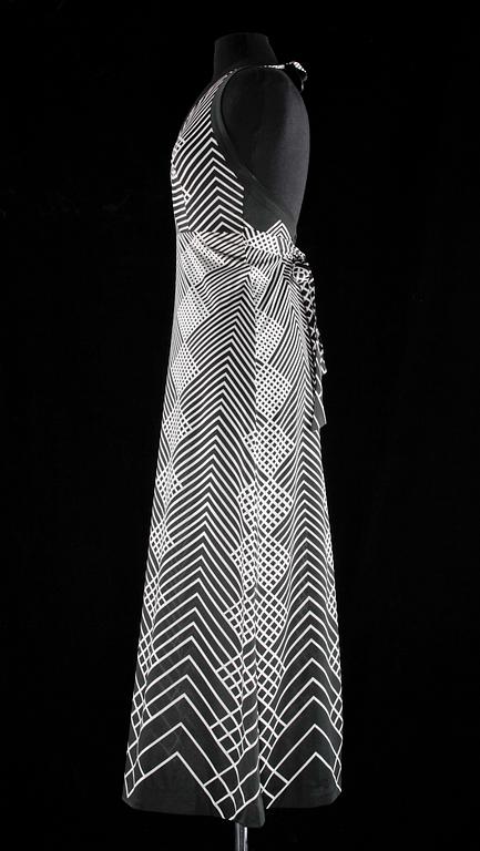 A black and white longdress by Louis Scherrer.