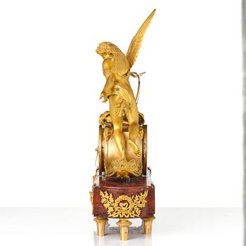 Bordspendyl, av André-Antoine Ravrio (bronsfabrikör verksam i Paris 1777 - 1814), Directoire.