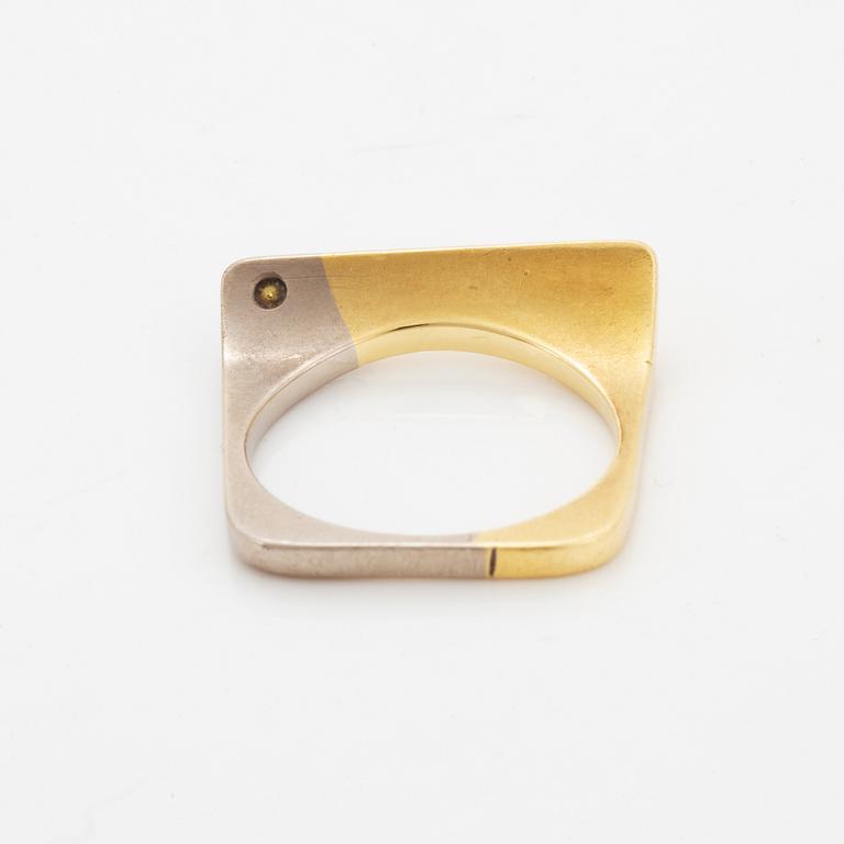 Ring med gul briljantslipad diamant.