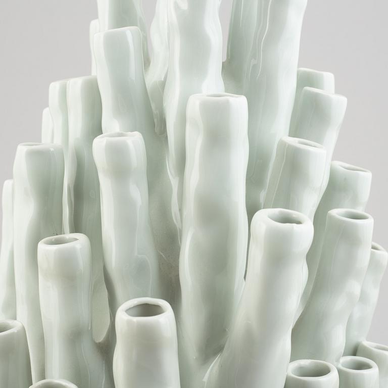 Pols Potten, a 'Coral 50-Tulips' pocelain vase.