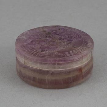 ASK med LOCK, troligen färgad alabaster. Kina, tidigt 1900-tal.