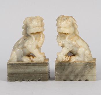 FIGURINER, ett par, soapstone, 1900-tal.