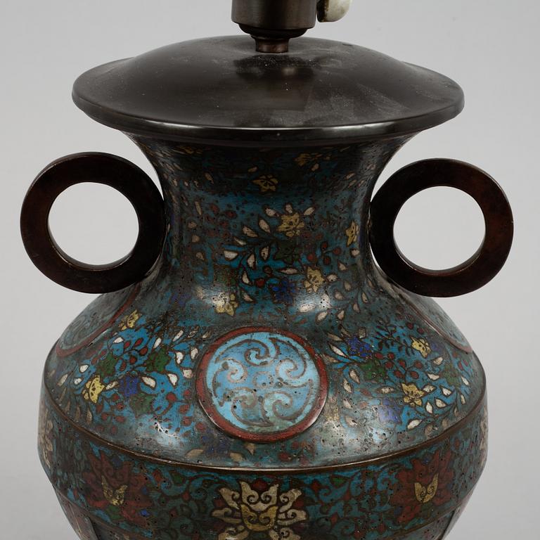Urna, brons och cloisonne. Kina, omkring 1900.