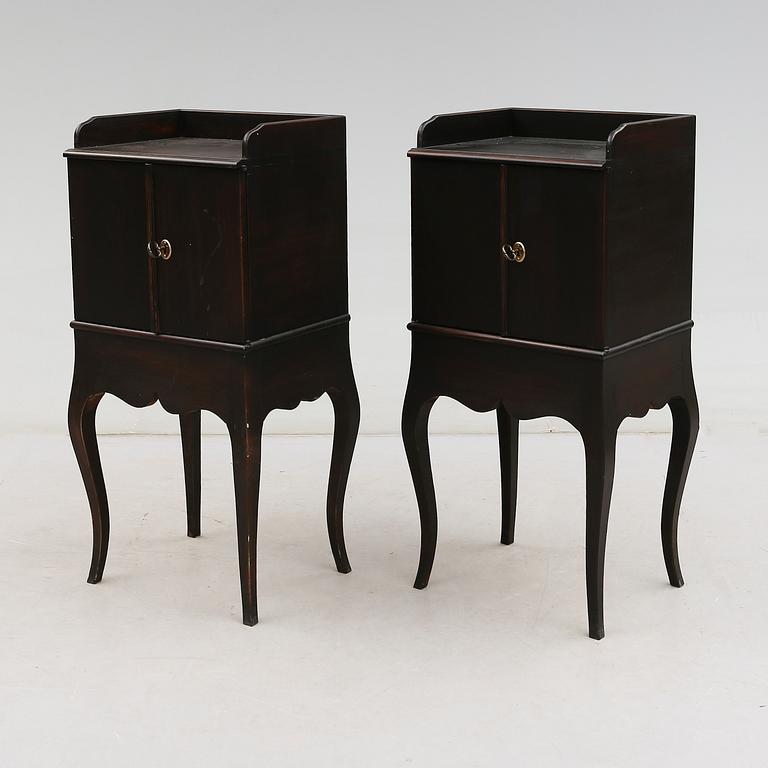 SÄNGBORD, 1 par, rokokostil, för Nationalmuseum, 1900-talets andra hälft.