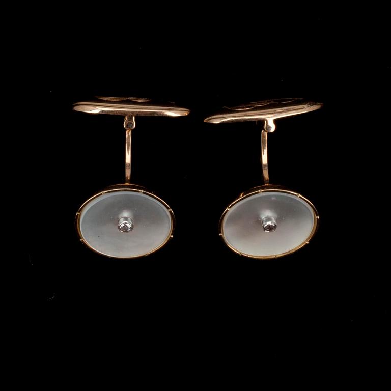MANSCHETTKNAPPAR, 14K guld, pärlemor, diamant. Koruteollisuus Tillander Oy 1956. Vikt 7 g.