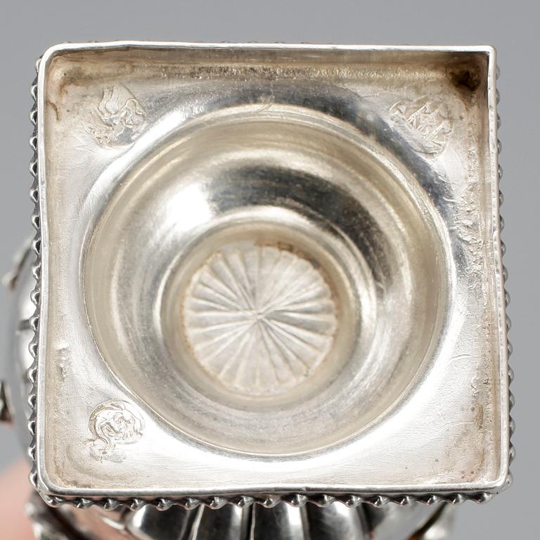 STRÖARE, ett par snarlika, silver, oidentifierade stämplar, omkring 1900. Vikt ca 110g.