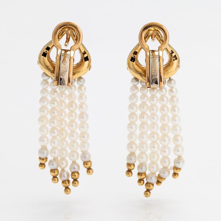Carrera Y Carrera, a pair of 18K gold earrings with cultured pearls, diamonds ca. 0.20 ct in total and rubies.