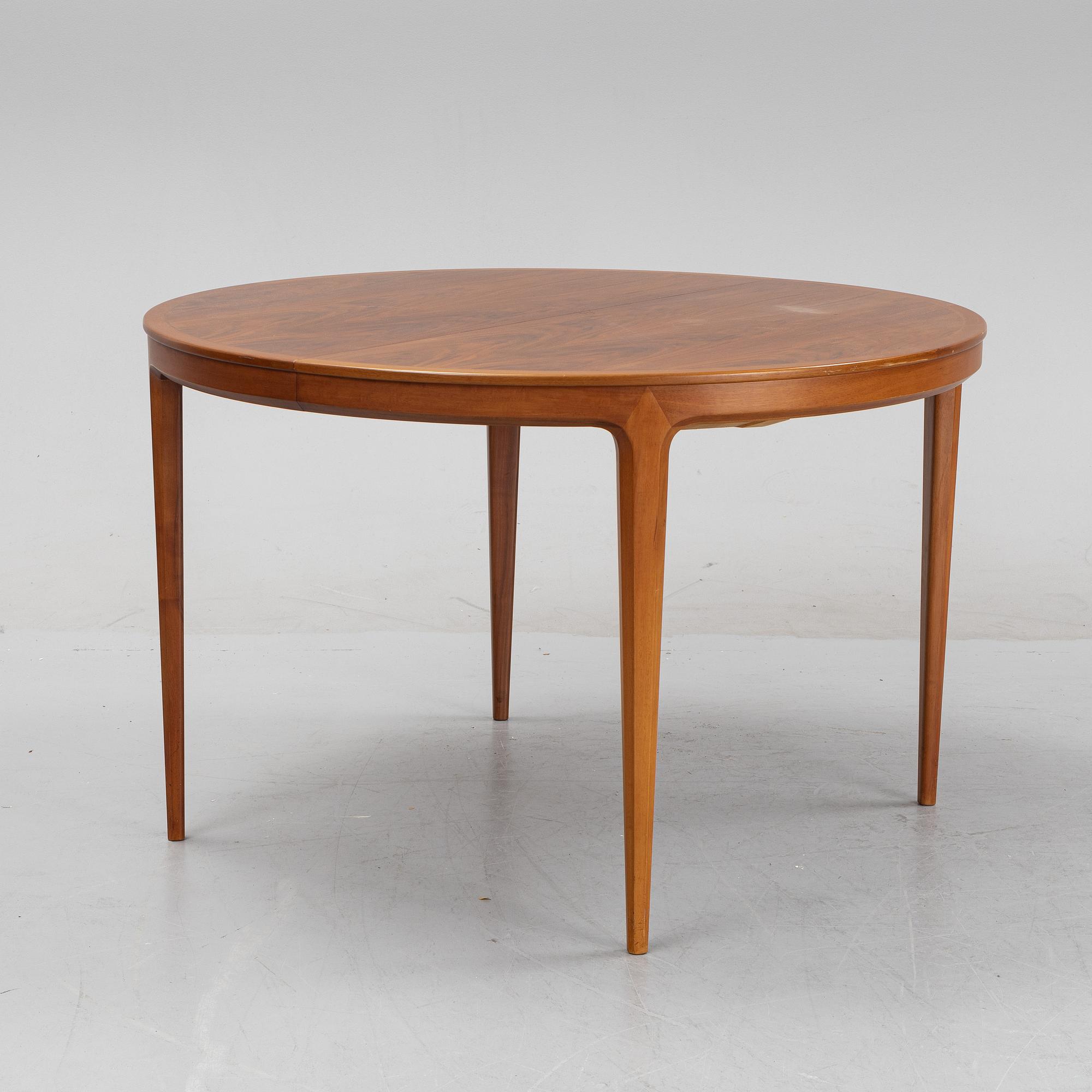 A walnut dining table by Bertil Fridhagen, Bodafors, 1960's.