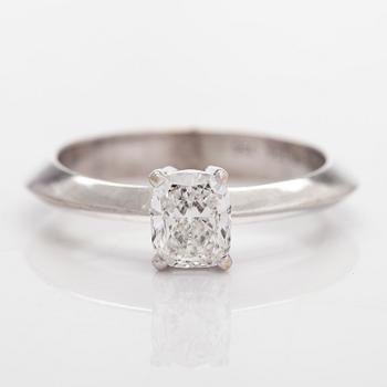 Ring, 18K vitguld, med kuddslipad modifierad diamant.