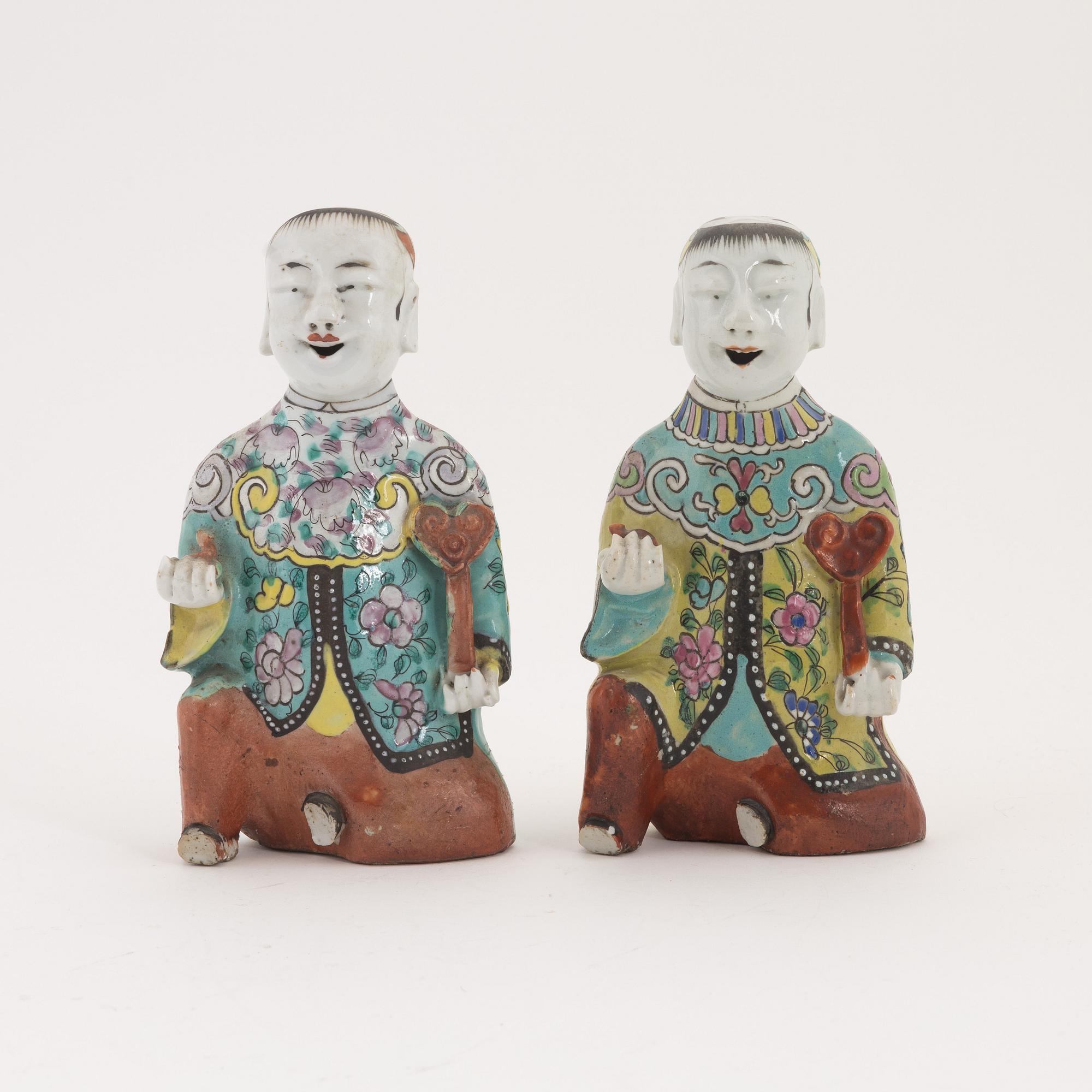 Figuriner, 2 st, porslin, 'Laughing boys', Kina, sen Qingdynasti.