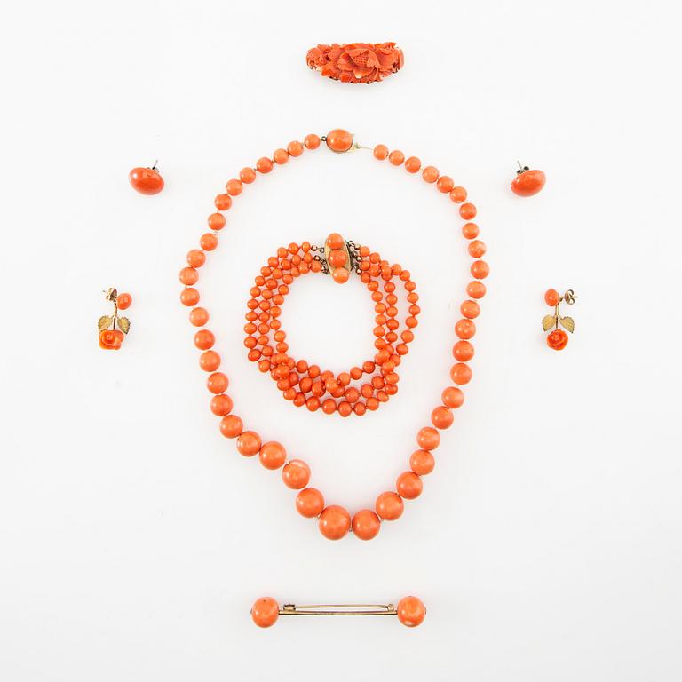 Jewellery made of coral, one item by K. Uyeda, Japan/China, first half of the 20th century.