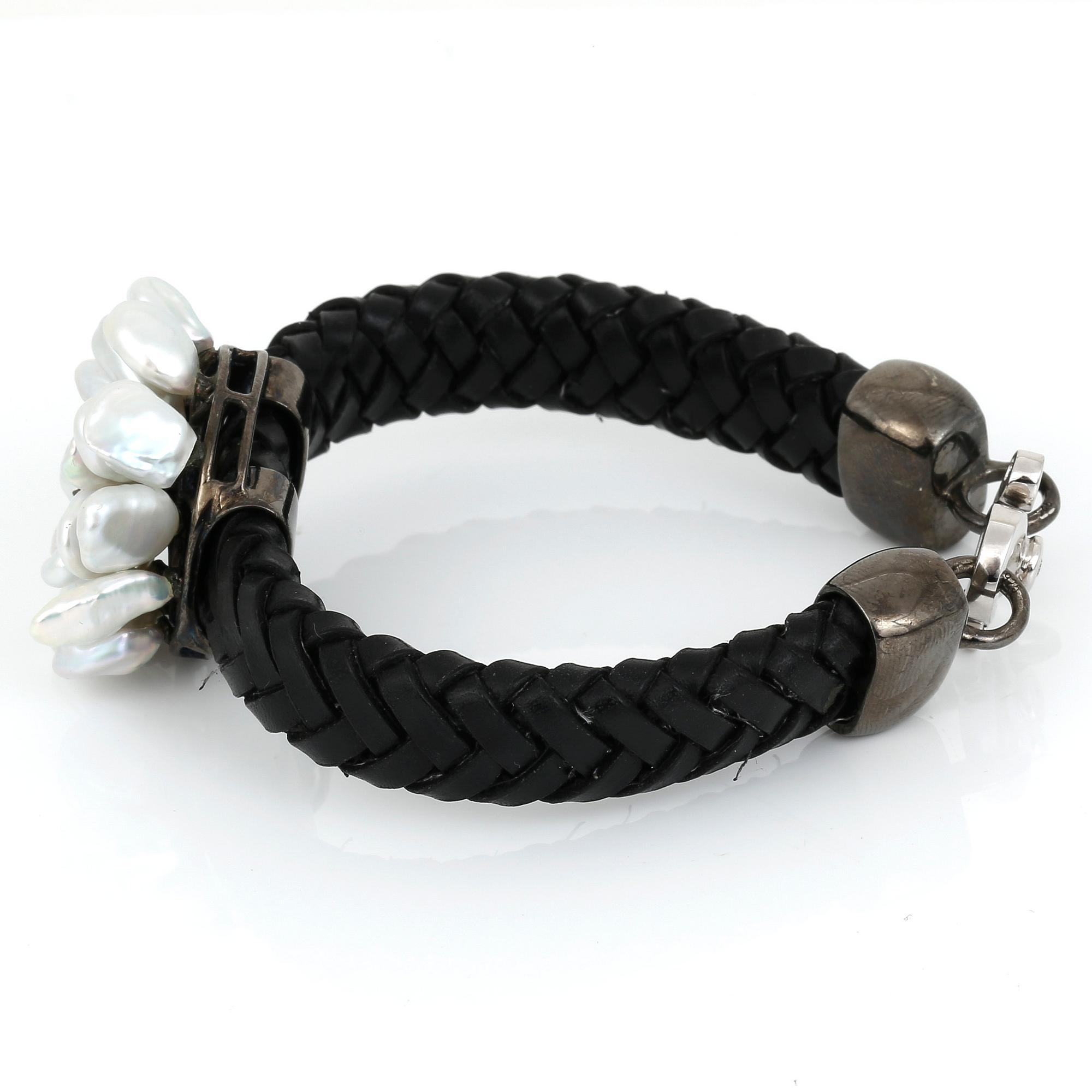 ARMBAND, svart läder, silver, 14K vitguld, barockformade sötvattenspärlor och små diamanter tot ca 0,11 ct.