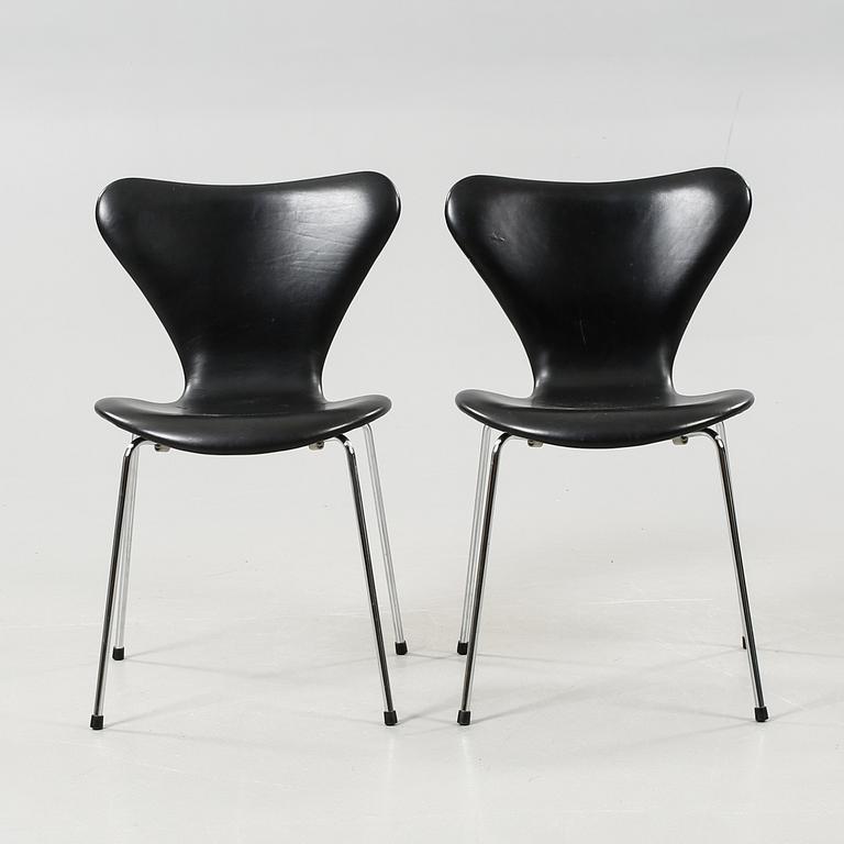 ARNE JACOBSEN, stolar ett par "Sjuan" för Fritz Hansen Danmark, 2000-tal.