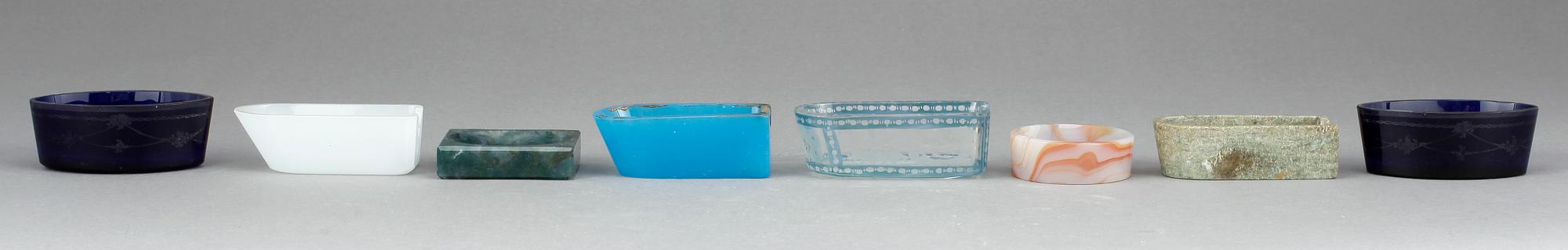 PARTI SMÅSKÅLAR, 8 delar, glas och sten, 1800-tal.