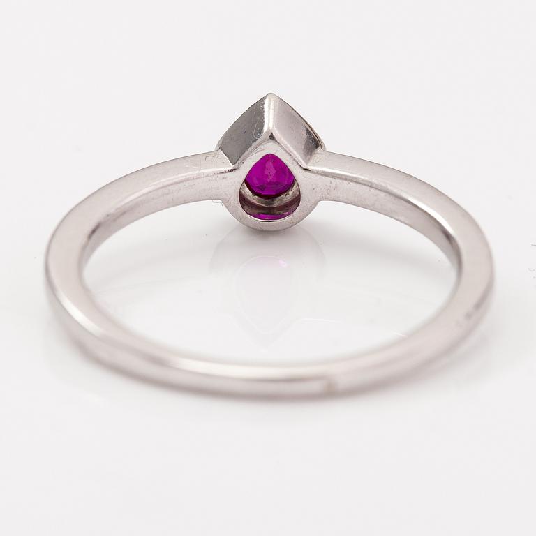 An 18K gold ring with enamel, diamonds ca. o.06 ct in total and a ruby.