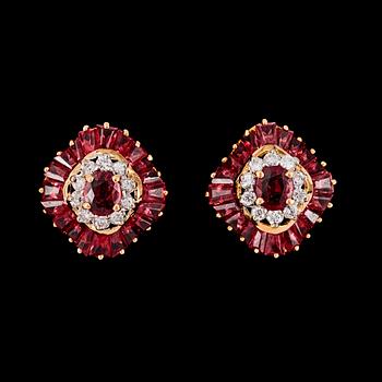 15. EARRINGS, baguette cut rubies and brilliant cut diamonds, tot. 0.22 cts.