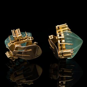 ÖRHÄNGEN, graverade akvamariner, briljantslipade diamanter, 18K guld.