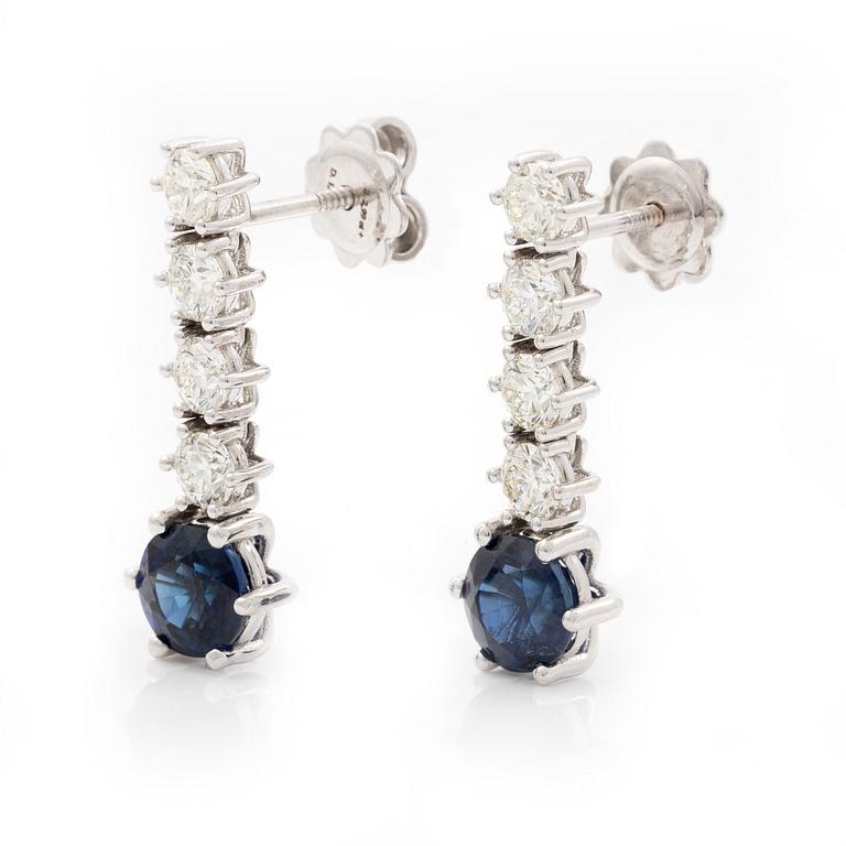 Earrings 18K white gold with sapphires and brilliant-cut diamonds.