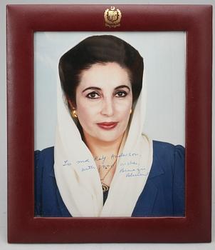 FOTO MED AUTOGRAF, Benazir Bhuto, egenhändigt sign.