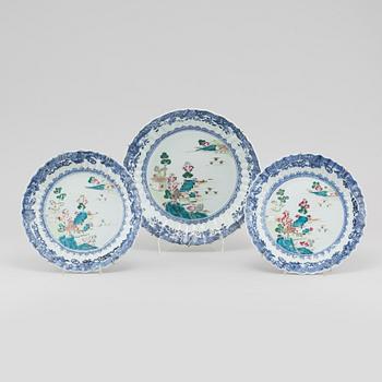 Three porcelain dishes from China, Qianlong (1736-1795).