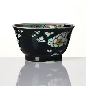 A famille noire cup with stand, Qing dynasty, Kangxi (1662-1722).