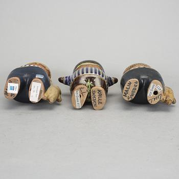 FIGURINER 3 st, stengods. Lisa Larson, Gustavsberg. 2 st "Malin" och 1 st "Kalle" ur serien "Larsons ungar".