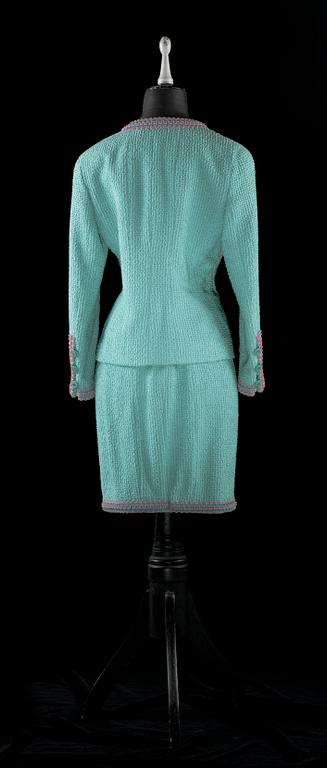 A 21 th cent green bouclé two-pieces costume by Chanel.