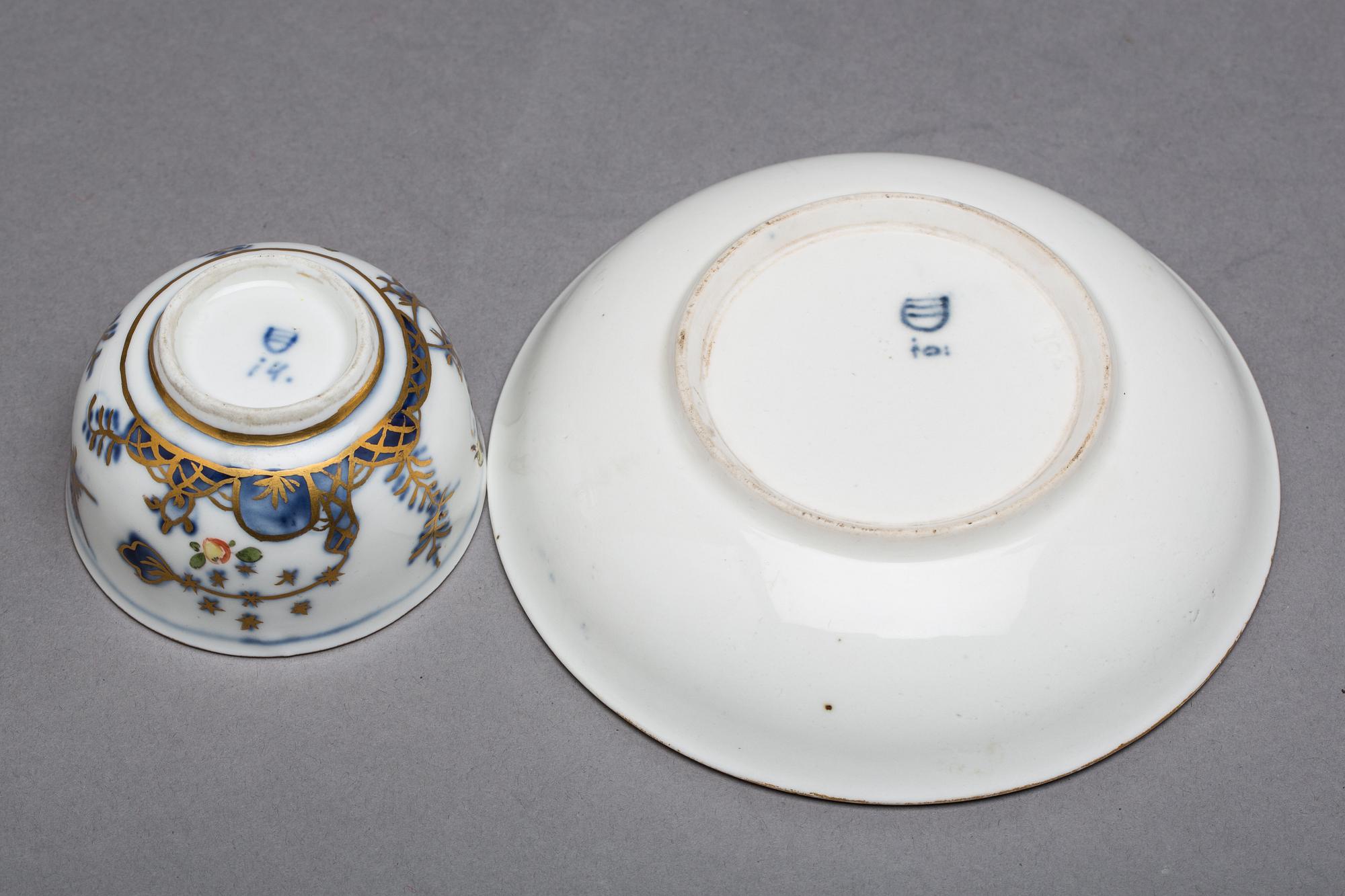 KOPP PÅ FAT, porslin. Wien, 1700-talets slut.