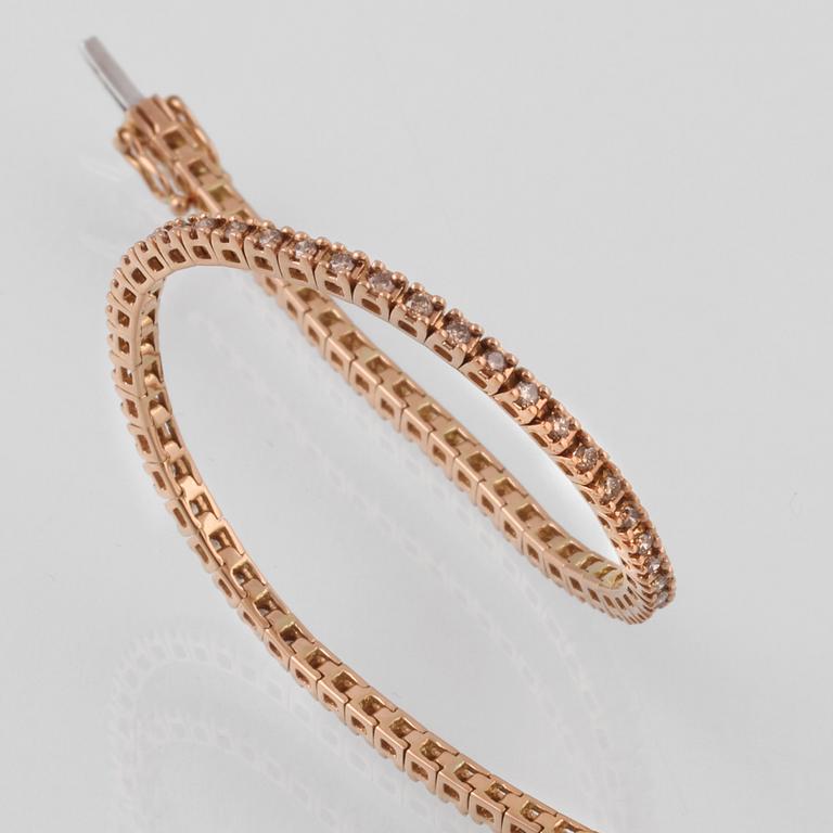 ARMBAND, 18K guld med briljantslipade diamanter ca 1.00 ct. Vikt 7,2 gram.