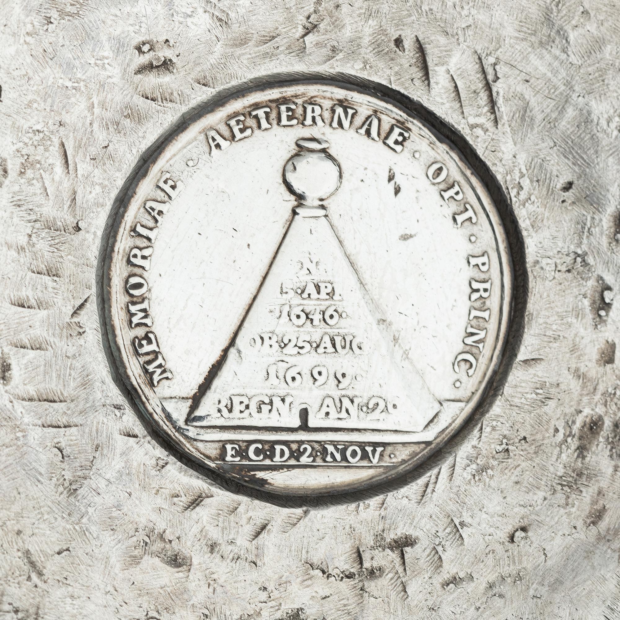 Dryckeskanna, silvermontering på kompaniporslin, otydlig mästarstämpel, Danmark 1700-tal.