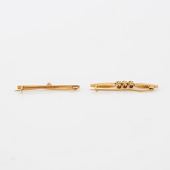 Broscher 2 st 18K guld med odlade pärlor, bland annat av Rudolf Albertini Stockholm 1917.