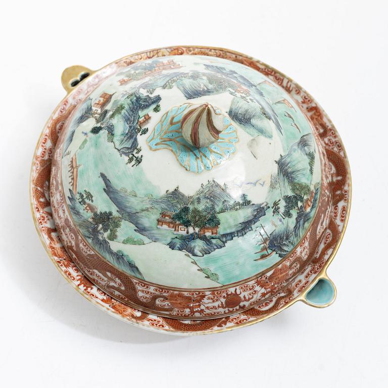 Värmefat med lock, porslin, Kina, Qingdynastin, 1800-tal.