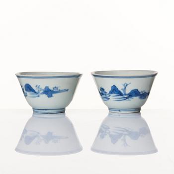 Koppar, två stycken, porslin. Ming dynastin, Transition/Chongzhen (1628-44).