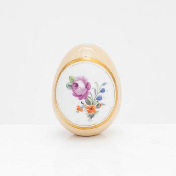 A Russian porcelain egg, presumably late 19th century.
