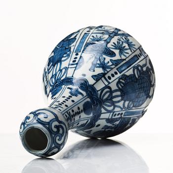 A blue and white bottle flask, Ming dynasty, Wanli (1572-1622).