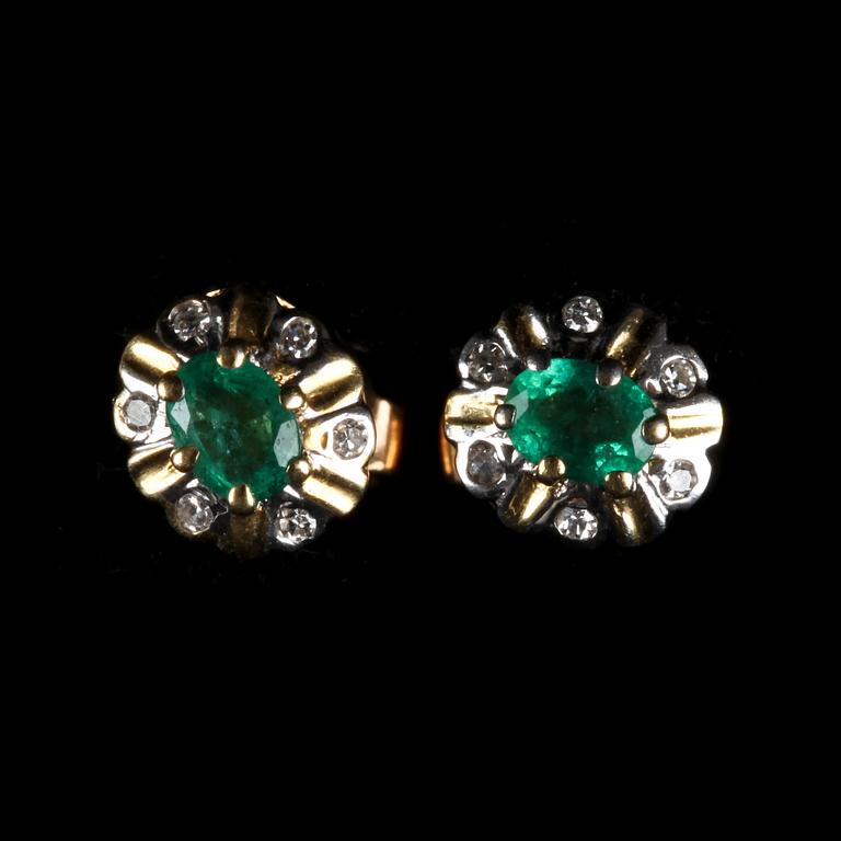 COLLIER OCH ÖRHÄNGEN, ett par, 18k guld med smaragder och små diamanter. Vikt 6,7 g.